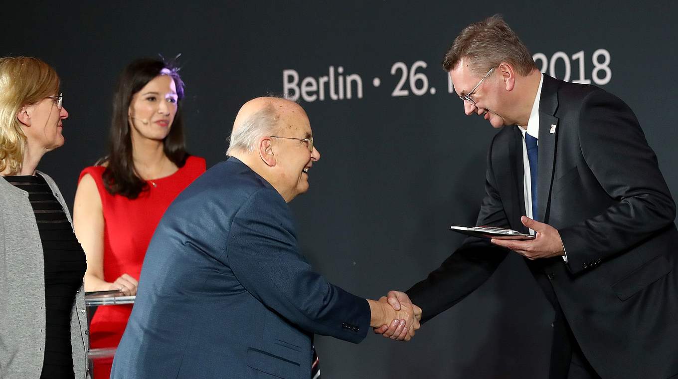 Bei der Preisverleihung: Präsident Reinhard Grindel (r.) gratuliert dem Altonaer FC © Getty Images