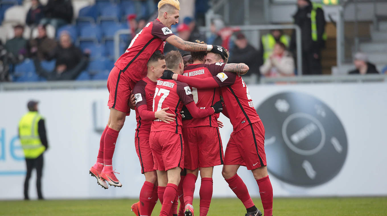 Es läuft: Wehen Wiesbaden erreicht gegen Chmenitz den sechsten Sieg in Serie © 2017 Getty Images