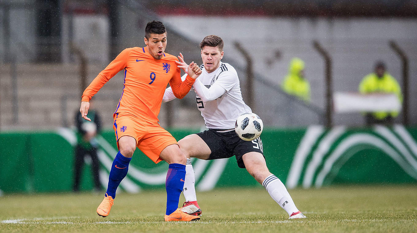 Umkämpftes Duell in Ahlen: Florian Baak (r.) gegen den Holländer Joel Piroe © 2018 Getty Images