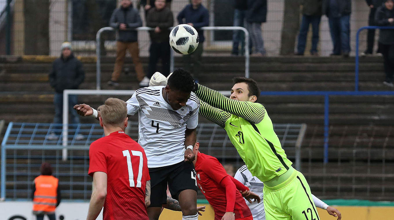 Kommt etwas zu spät: Deutschlands Frederic Ananou (weiß) © 2018 Getty Images