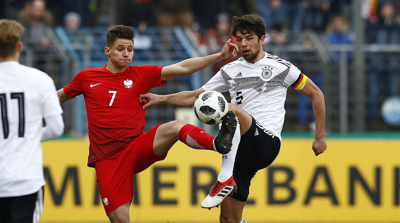 Zweikampf: Deutschlands Kapitän Lukas Mühl (r.) gegen Patryk Klimala © 2018 Getty Images