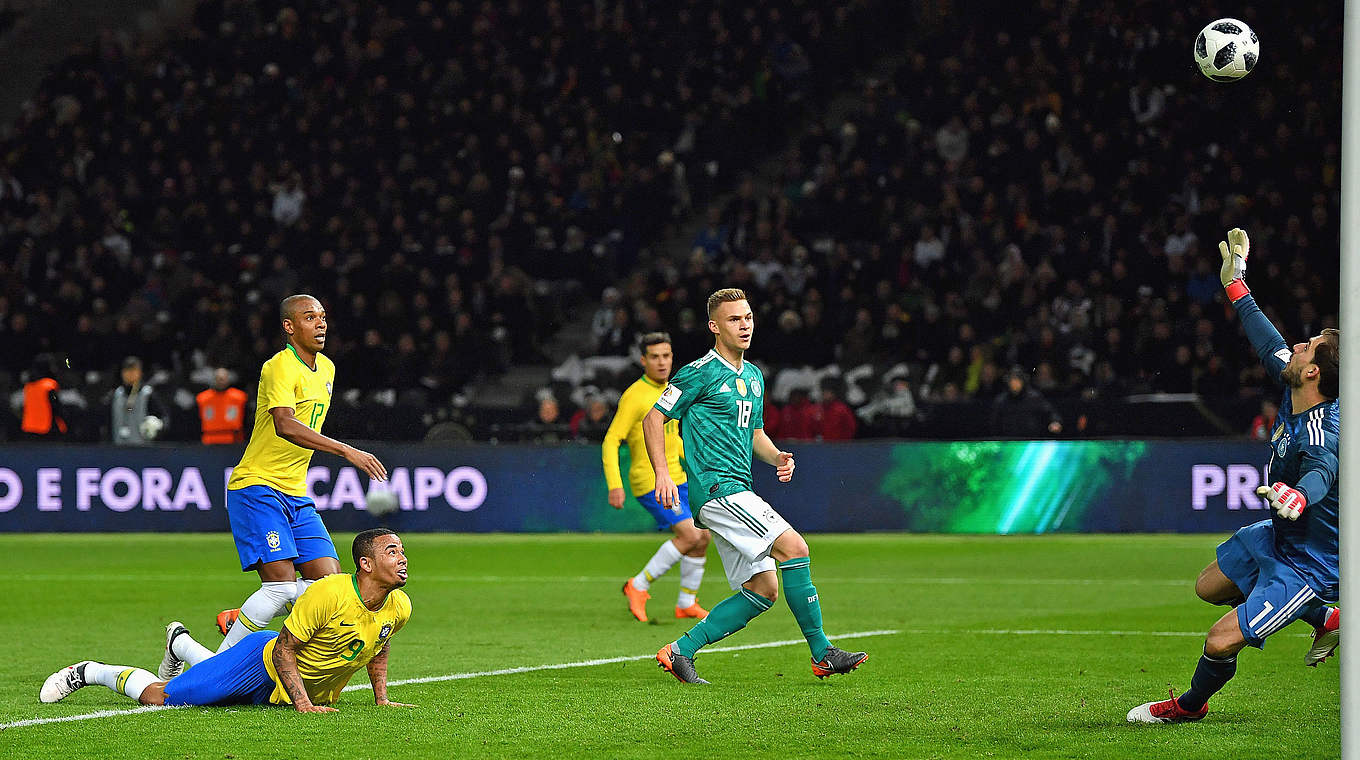 Kommt völlig frei zum Kopfball: Gabriel Jesus (u.) bringt Brasilien 1:0 in Führung © 2018 Getty Images