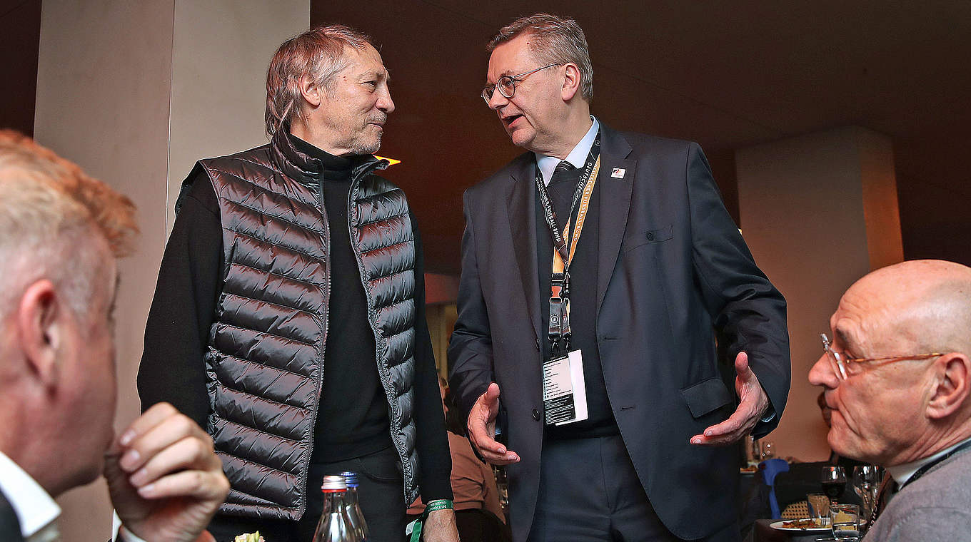 Im Gespräch mit Ex-Keeper Rudi Kargus: DFB-Präsident Reinhard Grindel (r.) © 2018 Getty Images