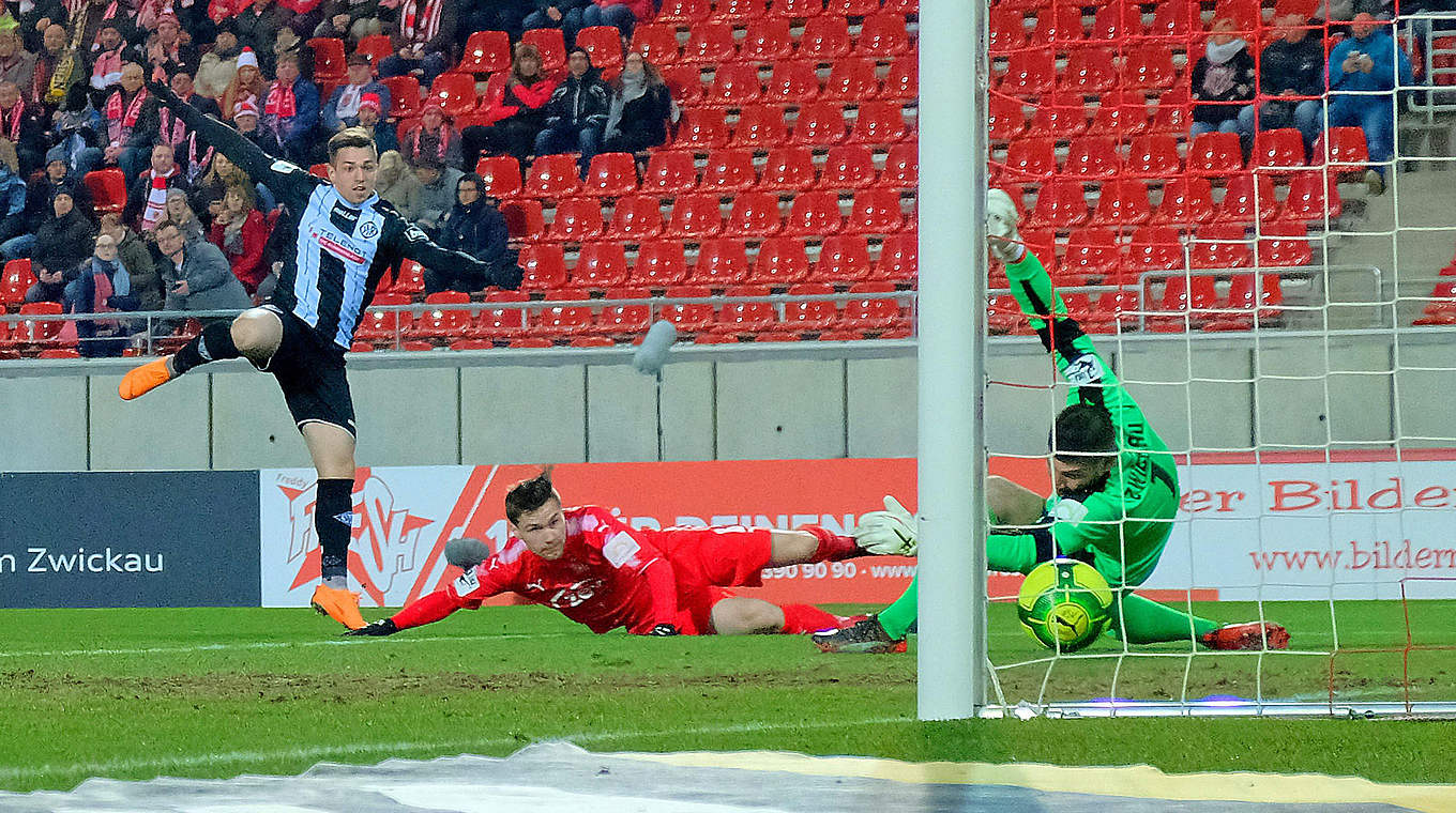 Torschütze nach 9,8 Sekunden: der Aalener Luca Schnellbacher (l.) © imago/Kruczynski