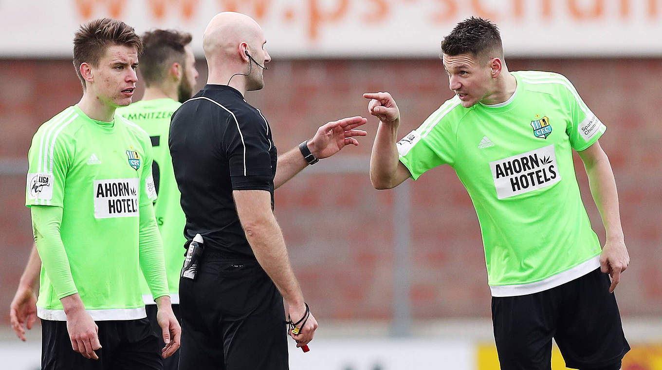 Fehlt seinem Verein noch zwei weitere Spiele: der Chmenitzer Daniel Frahn (r.) © imago/Picture Point