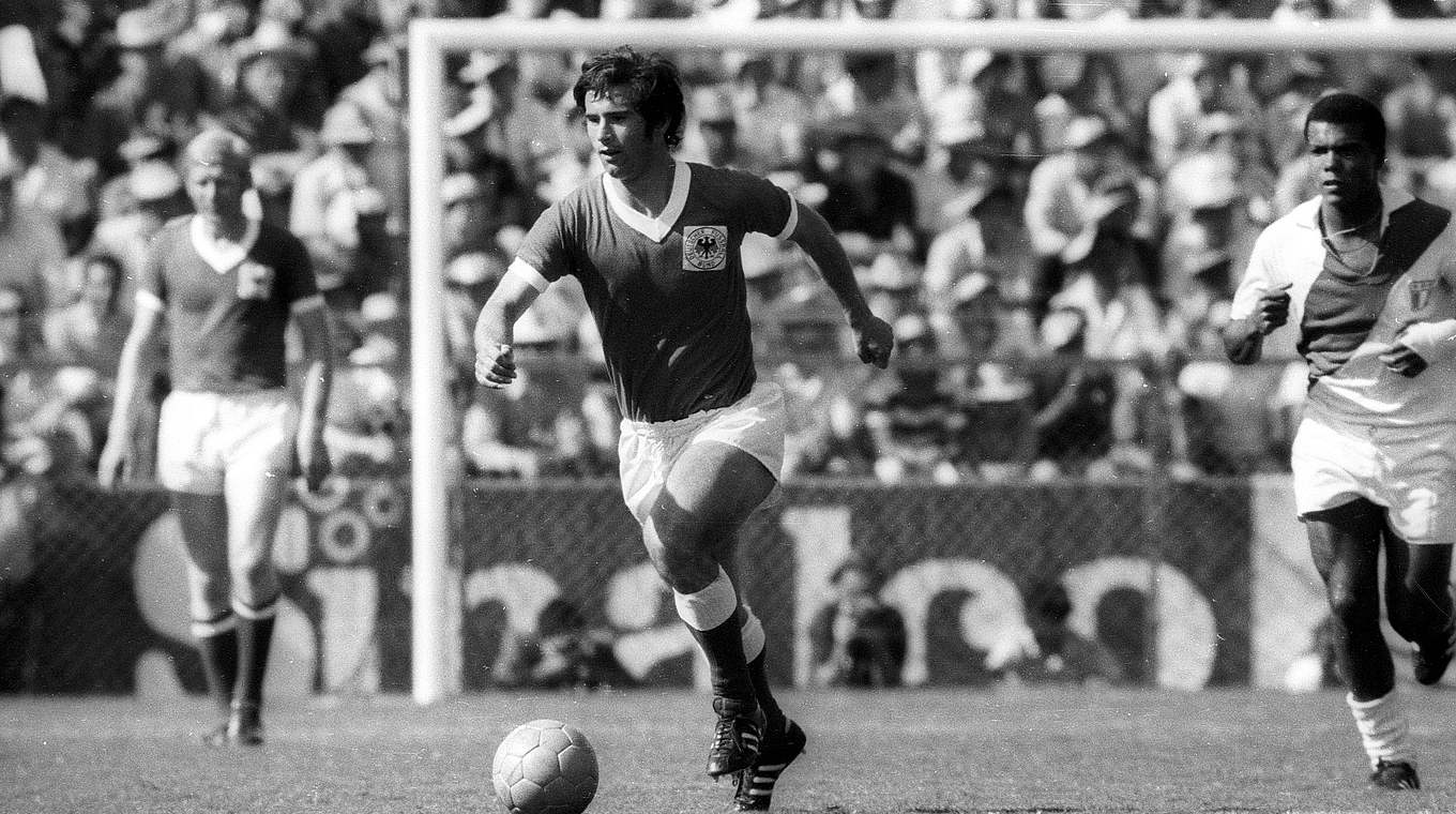 Erzielt seine Turniertore fünf bis sieben: Gerd Müller bei der WM 1970 gegen Peru © imago/WEREK