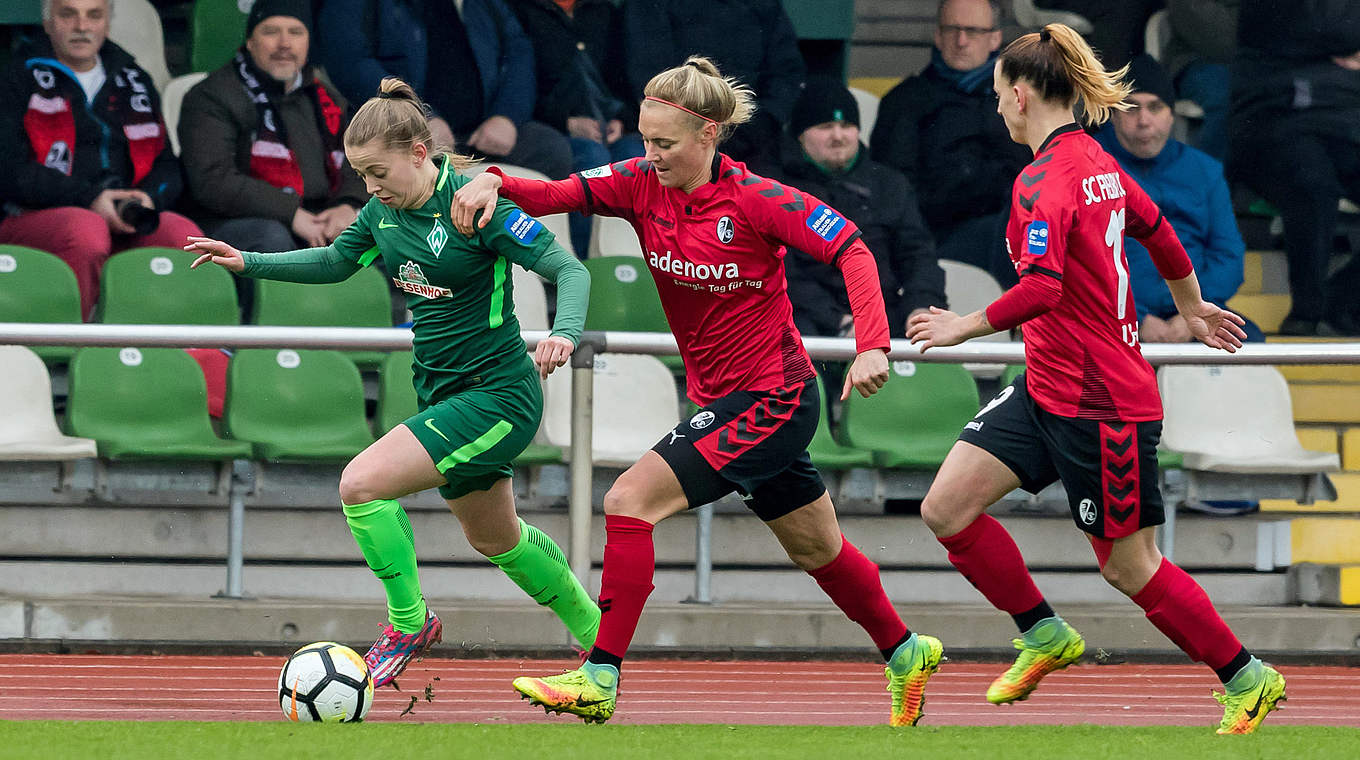 Im Laufduell: Sarah Puntigam (M.) stellt die Bremerin Nina Lührßen (l.) © Jan Kuppert