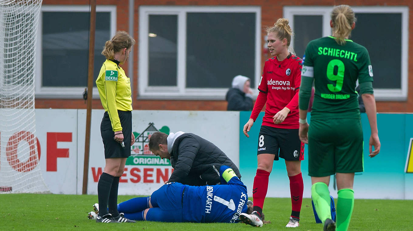 Muss nach einem Zusammenprall ausgewechselt werden: Laura Benkarth (Nr. 1) © Jan Kuppert