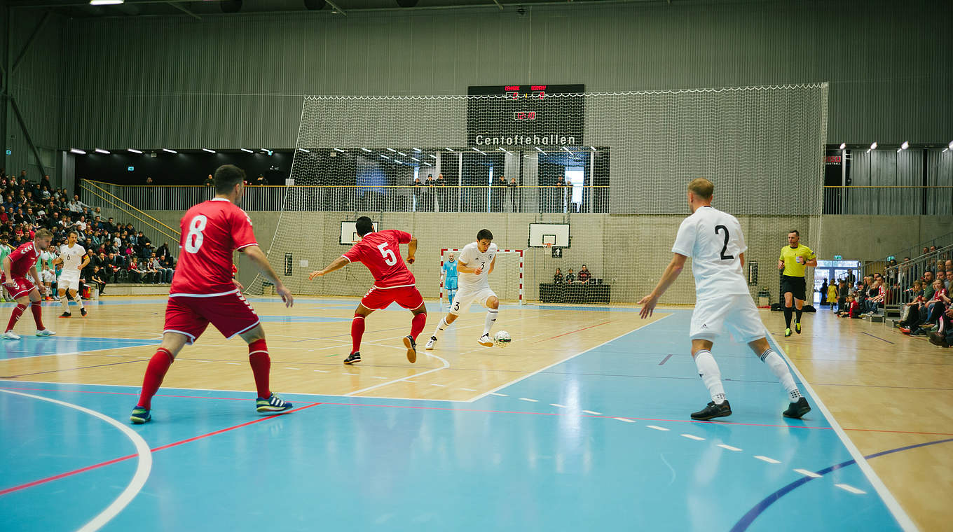 Dynamischer Antritt: die deutsche Futsal-Nationalmannschaft mit Jilo Hirosawa (3)  © DFB/Luke Wolfgarten