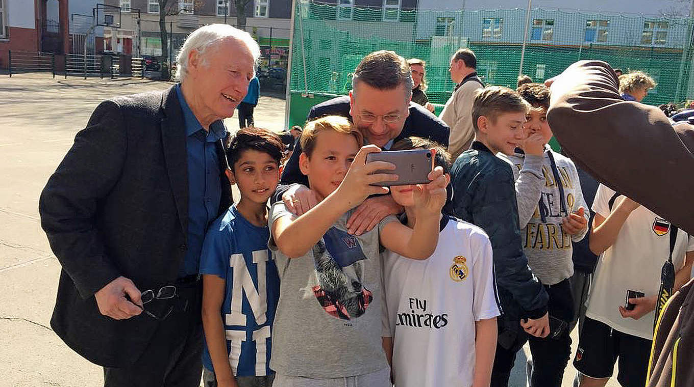 Selfie mit dem DFB-Präsidenten: Grindel (M.h.) besucht die Hans Tilkowski Schule © DFB