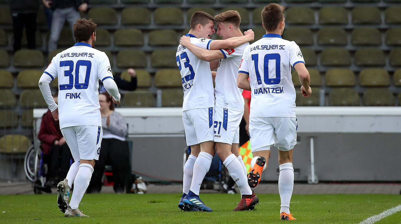 Darf nach dem 21. Spiel in Serie ohne Niederlage weiter vom Aufstieg träumen: der KSC © imago/Sportfoto Rudel