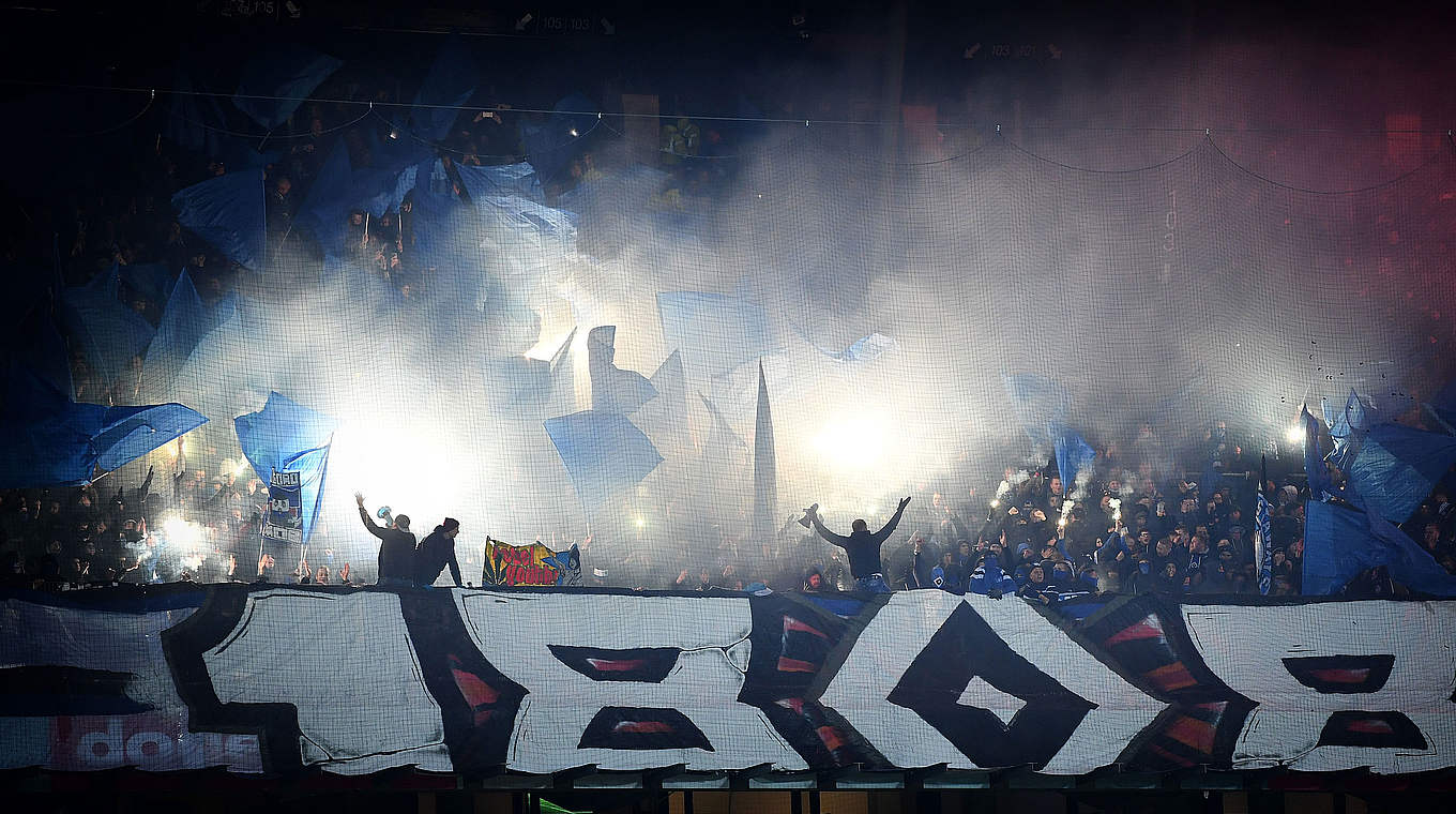 Pyrotechnik im Nordderby bei Werder Bremen gezündet: Anhänger des Hamburger SV © 2018 Getty Images