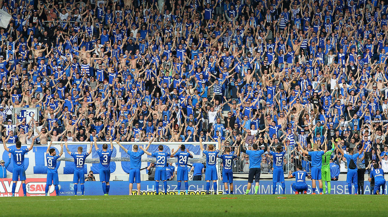 Auch im Endspurt des Aufstiegsrennens eine Einheit: 1. FC Magdeburg und seine Fans © 2017 Getty Images