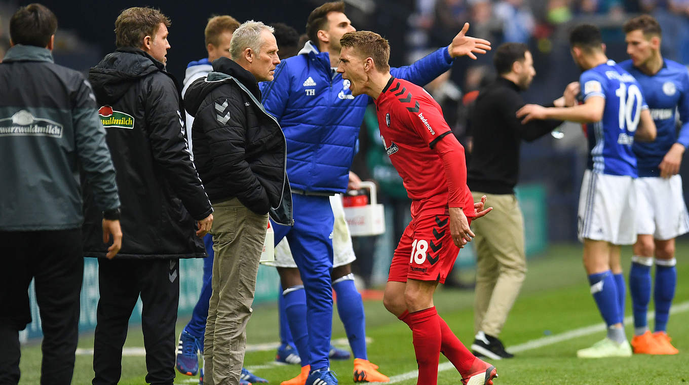 Von Schiedsrichter Stieler mit Gelb-Rot vom Platz geschickt: Freiburgs Nils Petersen (4.v.r.) © Getty Images