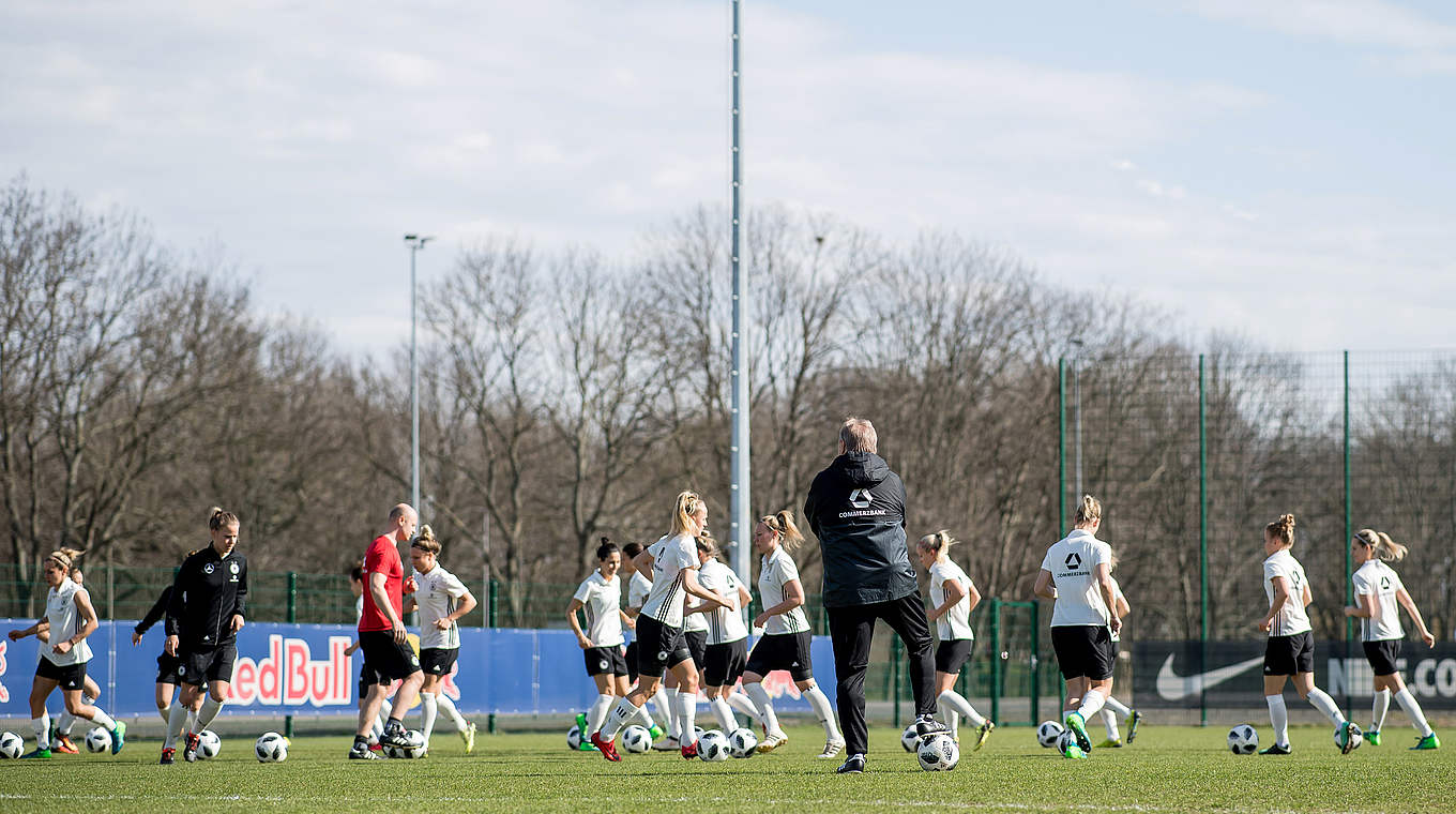 Training unter der Leitung von Horst Hrubesch: die deutsche Frauen-Nationalmannschaft spielt sich in Leipzig vor der WM-Qualifikationspartie gegen Tschechien ein © 2018 Getty Images