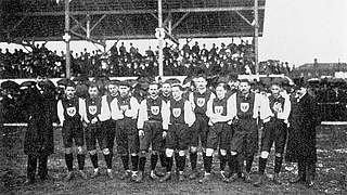 Die erste Elf: die deutsche Nationalmannschaft vorm ersten Länderspiel in Basel 1908 © DFB