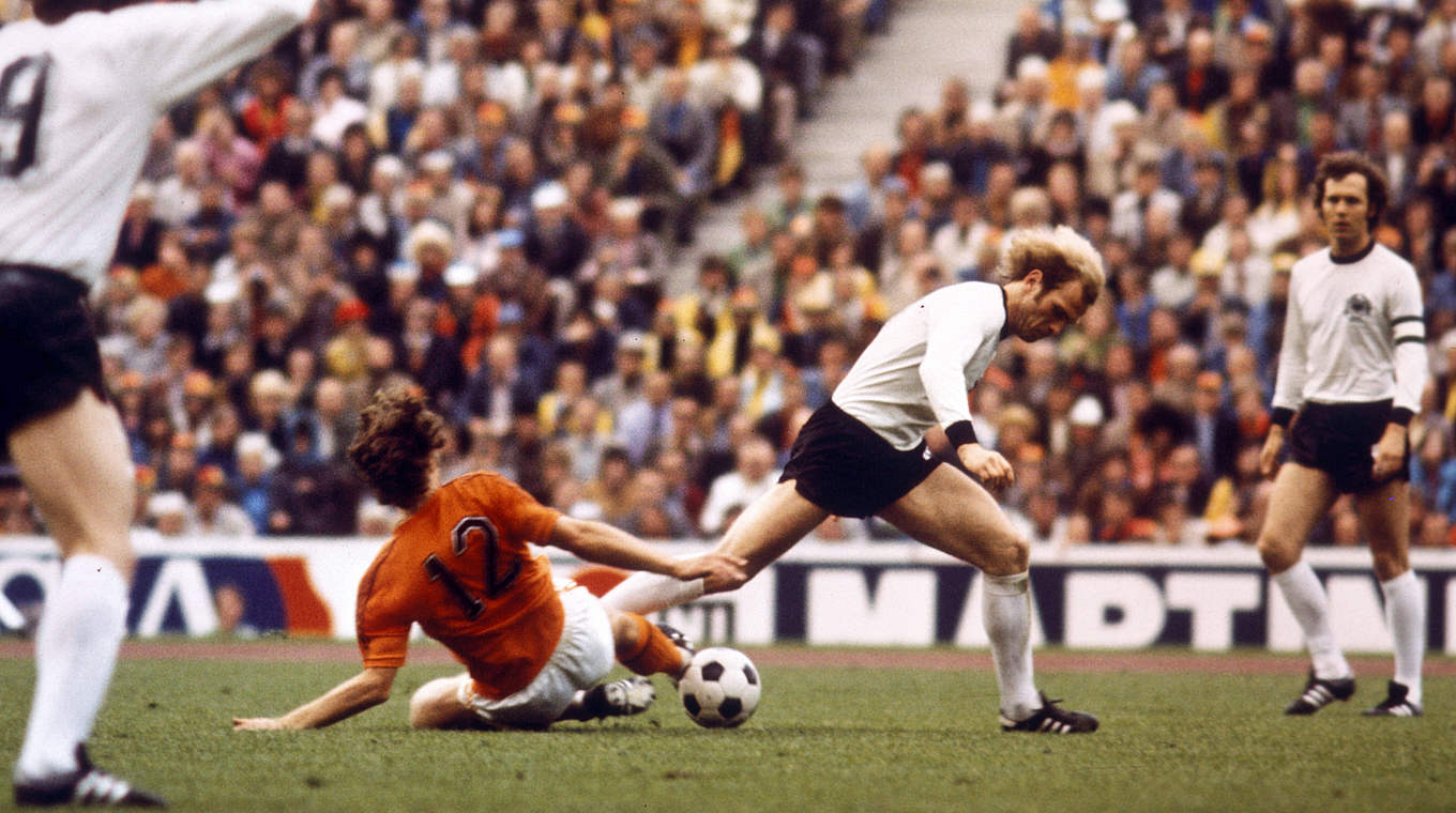 Duell im Mittelfeld: Uli Hoeneß (r.) gegen Hollands Superstar Johan Cruyff © imago sportfotodienst
