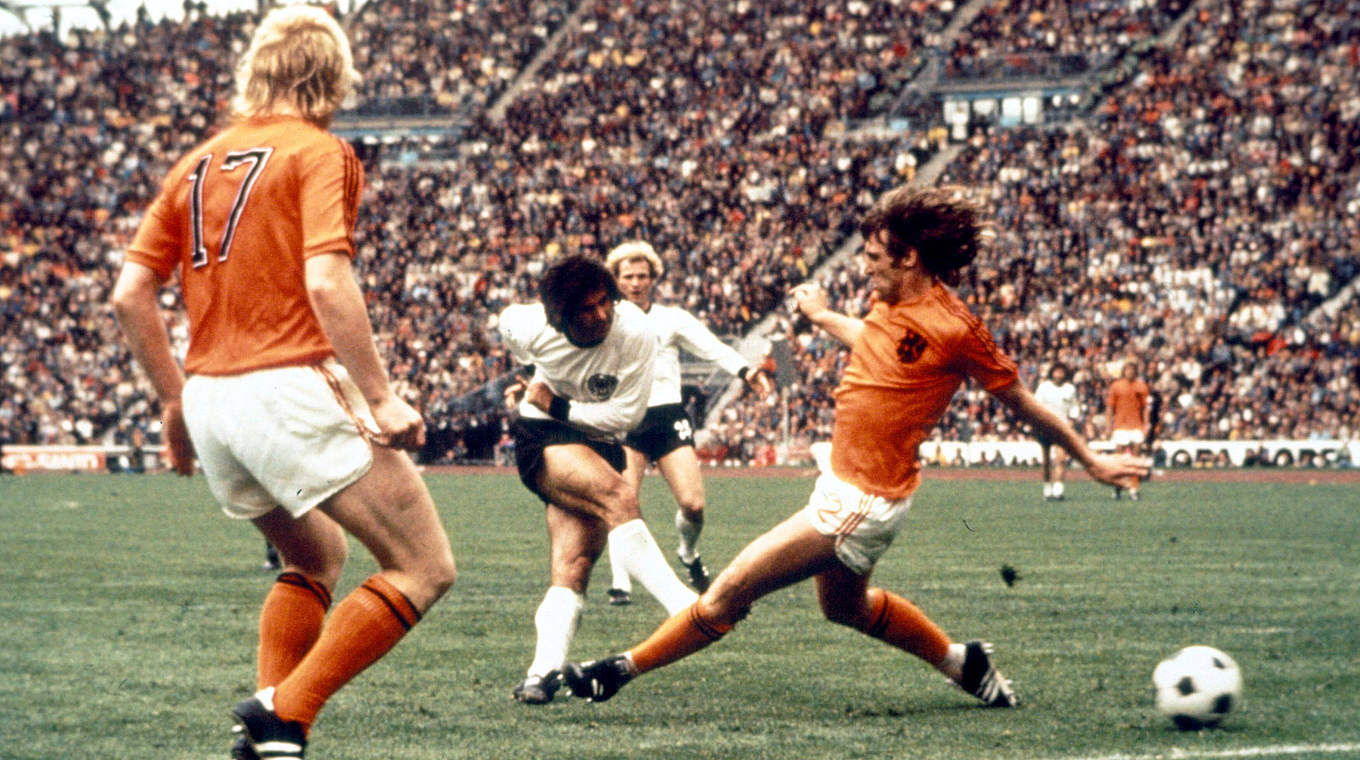 Aus der Drehung ins Glück: Gerd Müller (2.v.l.) erzielt das Siegtor gegen Niederlande © 