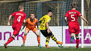 Führungstor: Dortmunds Emre Sabri Aydinel (2.v.r.) trifft gegen Leverkusen © 2018 Getty Images