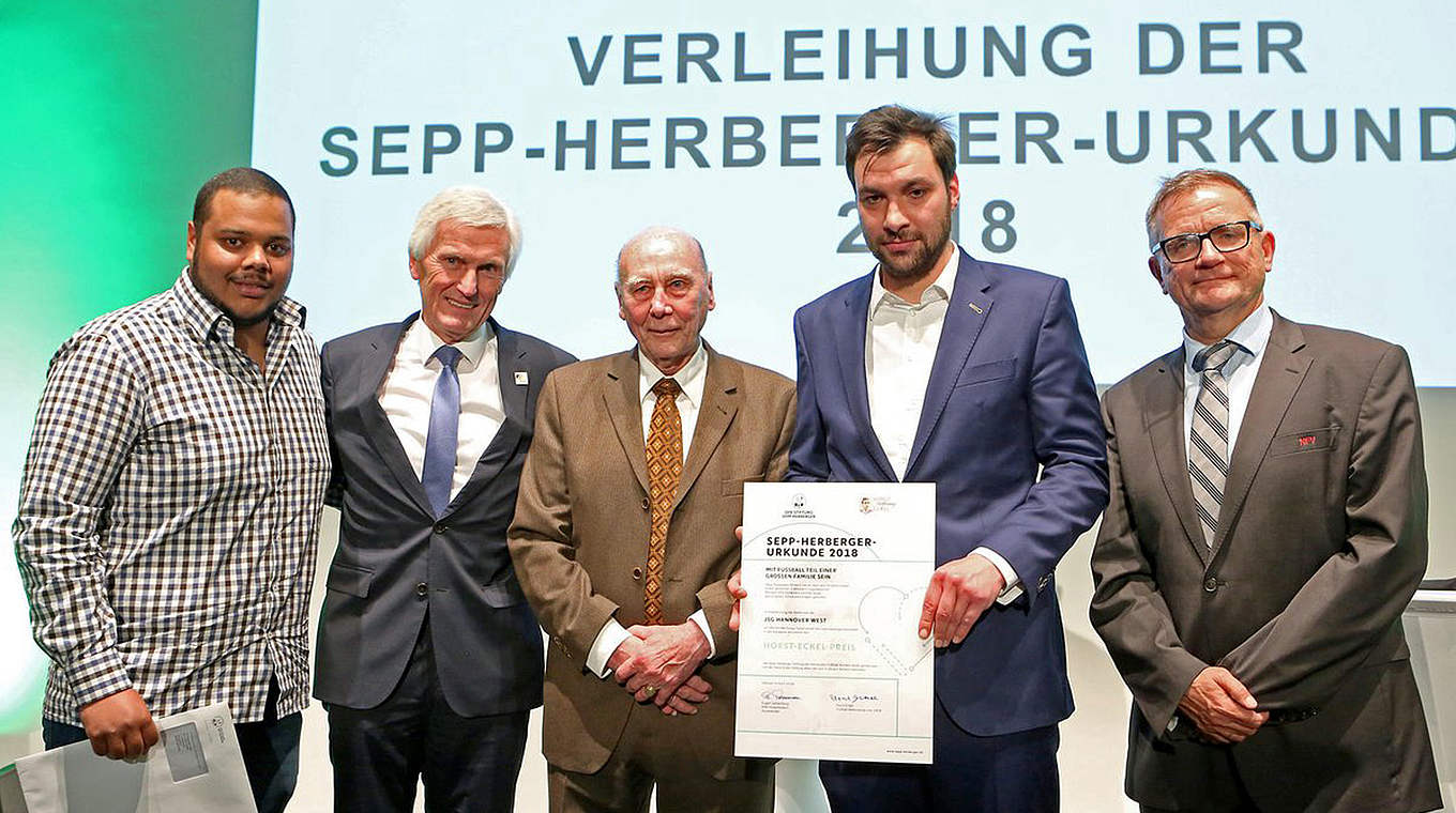 Erstmals verliehen: Horst-Eckel-Preis für soziales Engagement an JSG Hannover West © DFB