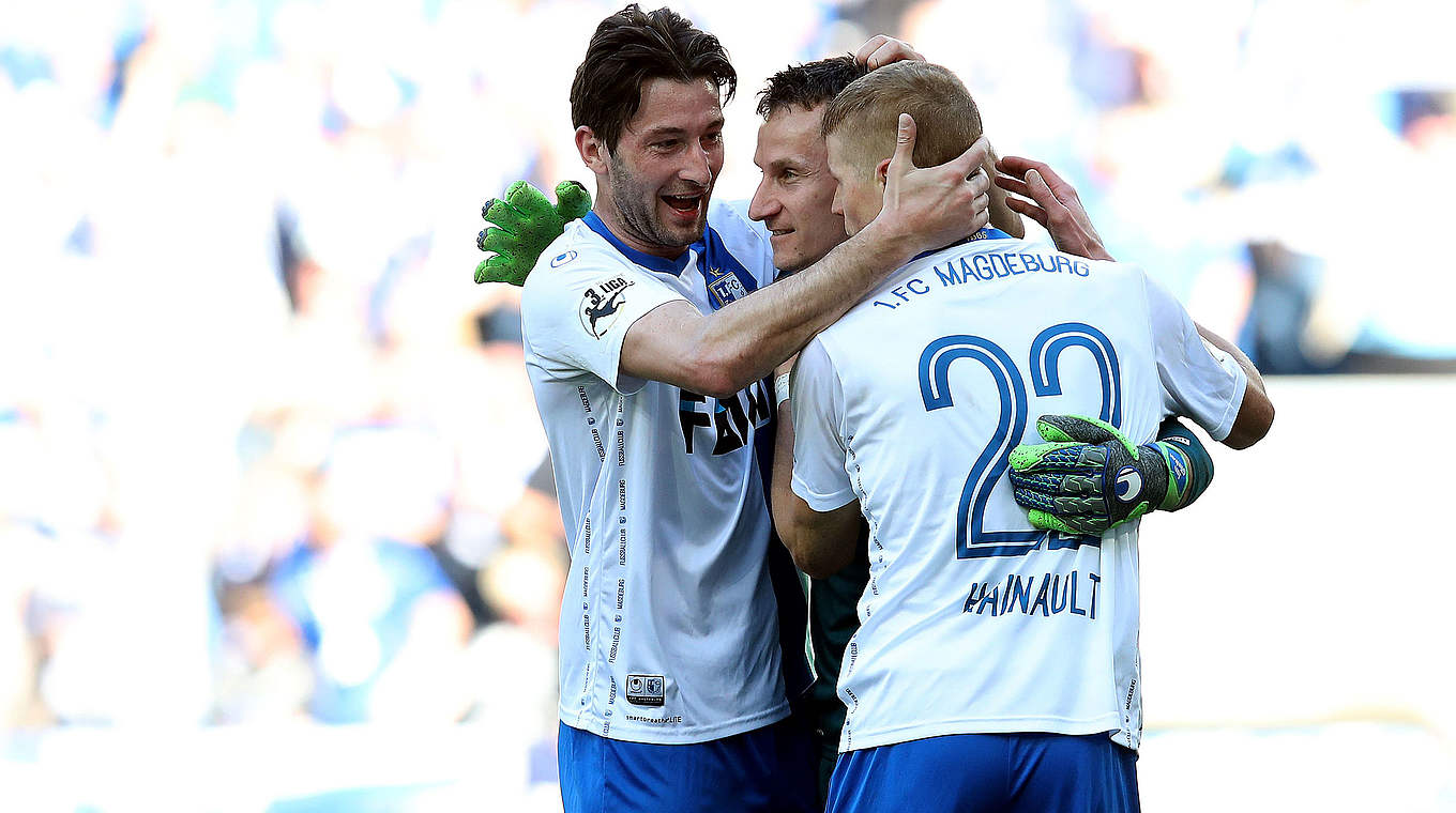 "Noch kein Aufstiegssekt im Kühlschrank": Jan Glinker (M.) und der 1. FC Magdeburg © 2018 Getty Images