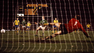 Schlusspunkt in Düsseldorf: Uli Hoeneß (M.) trifft 1974 per Elfer zum 4:2 gegen Schweden © imago sportfotodienst