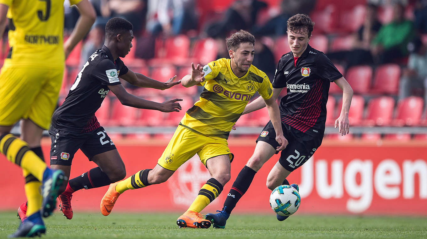 Durchgesetzt: Dortmunds Alaa Bakir (2.v.r.) gegen zwei Leverkusener © 2018 Getty Images