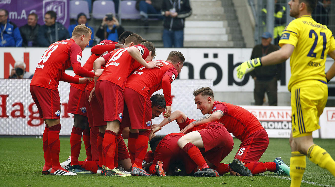 Souveräner Auswärtssieg: Spitzenreiter Paderborn triumphiert in Osnabrück © 2018 Getty Images