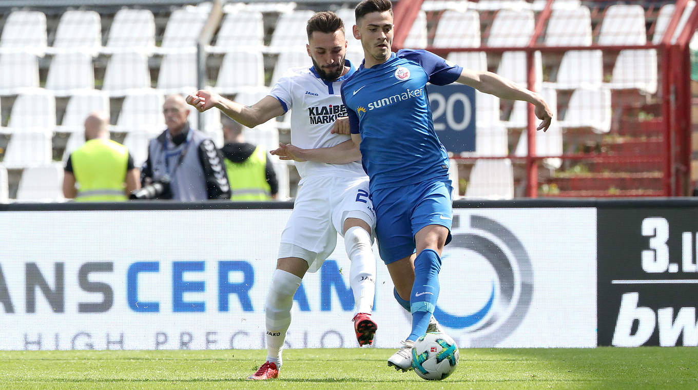 Im Duell: Fabian Schleusener (l.) vom KSC und Nico Rieble © 2018 Getty Images