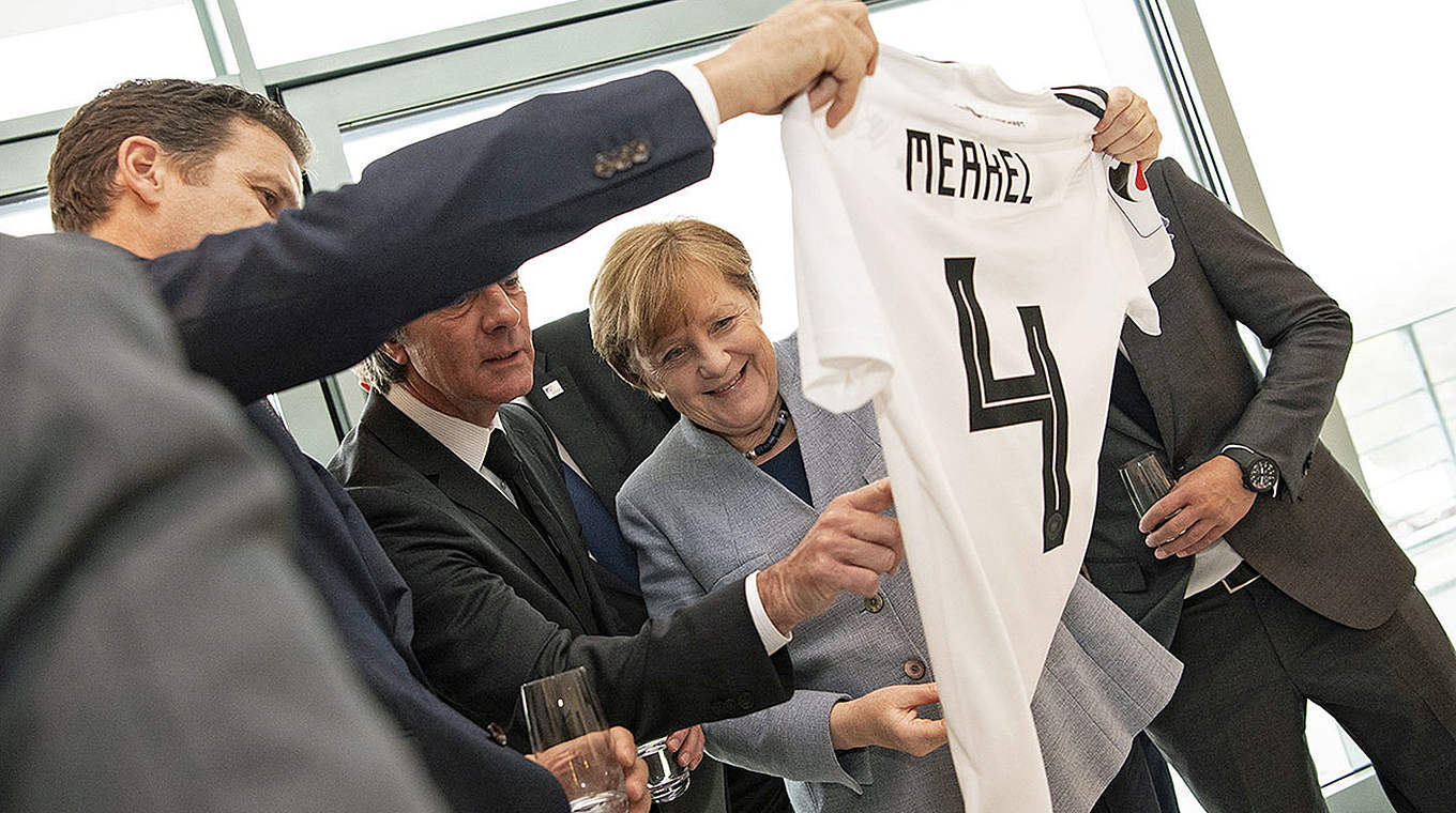 The Chancellor received a signed shirt by Die Mannschaft © Bundesregierung/Guido Bergmann
