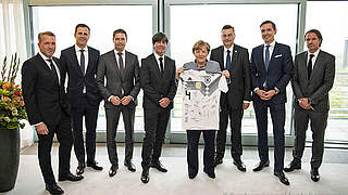 Gruppenbild mit Gastgeberin Angela Merkel: die DFB-Delegation im Kanzleramt © Bundesregierung/Guido Bergmann