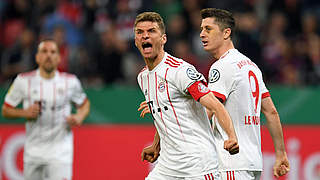 Thomas Müller (centre): 