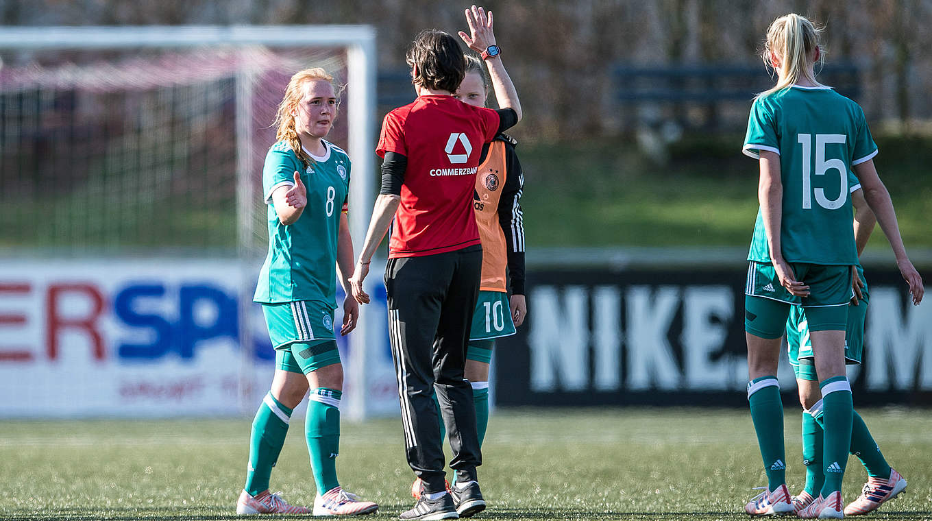 Bettina Wiegmann (2.v.l.): "Ich bin sehr zufrieden mit dem Spiel meiner Mannschaft" © 2018 Getty Images