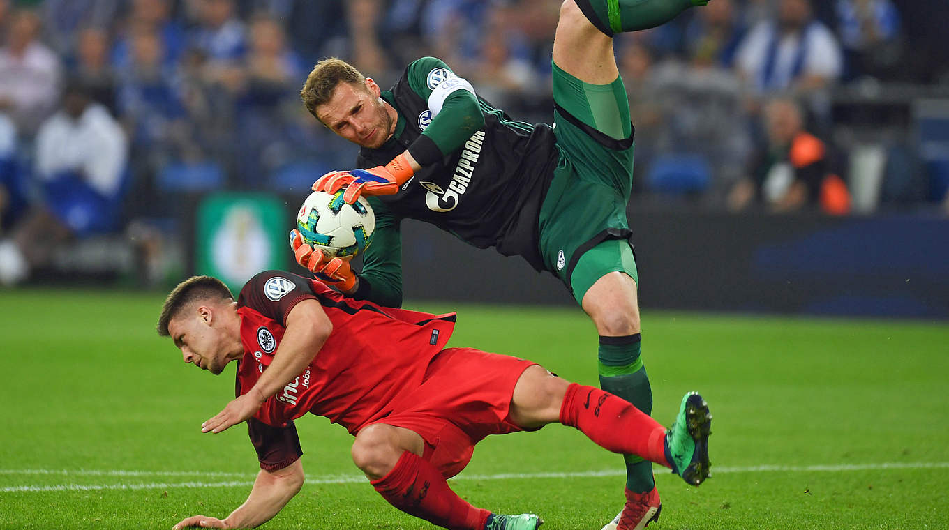 Harter Kampf um die Finalteilnahme: Schalkes Ralf Fährmann (r.) wird bedrängt © AFP/Getty Images
