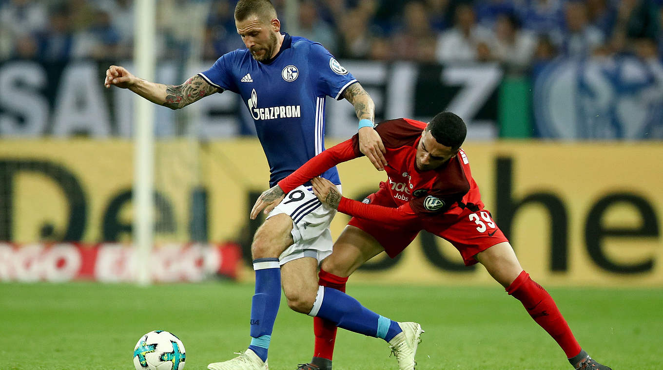 Unsanft gestoppt: Schalkes Angreifer Guido Burgstaller (l.) © 2018 Getty Images