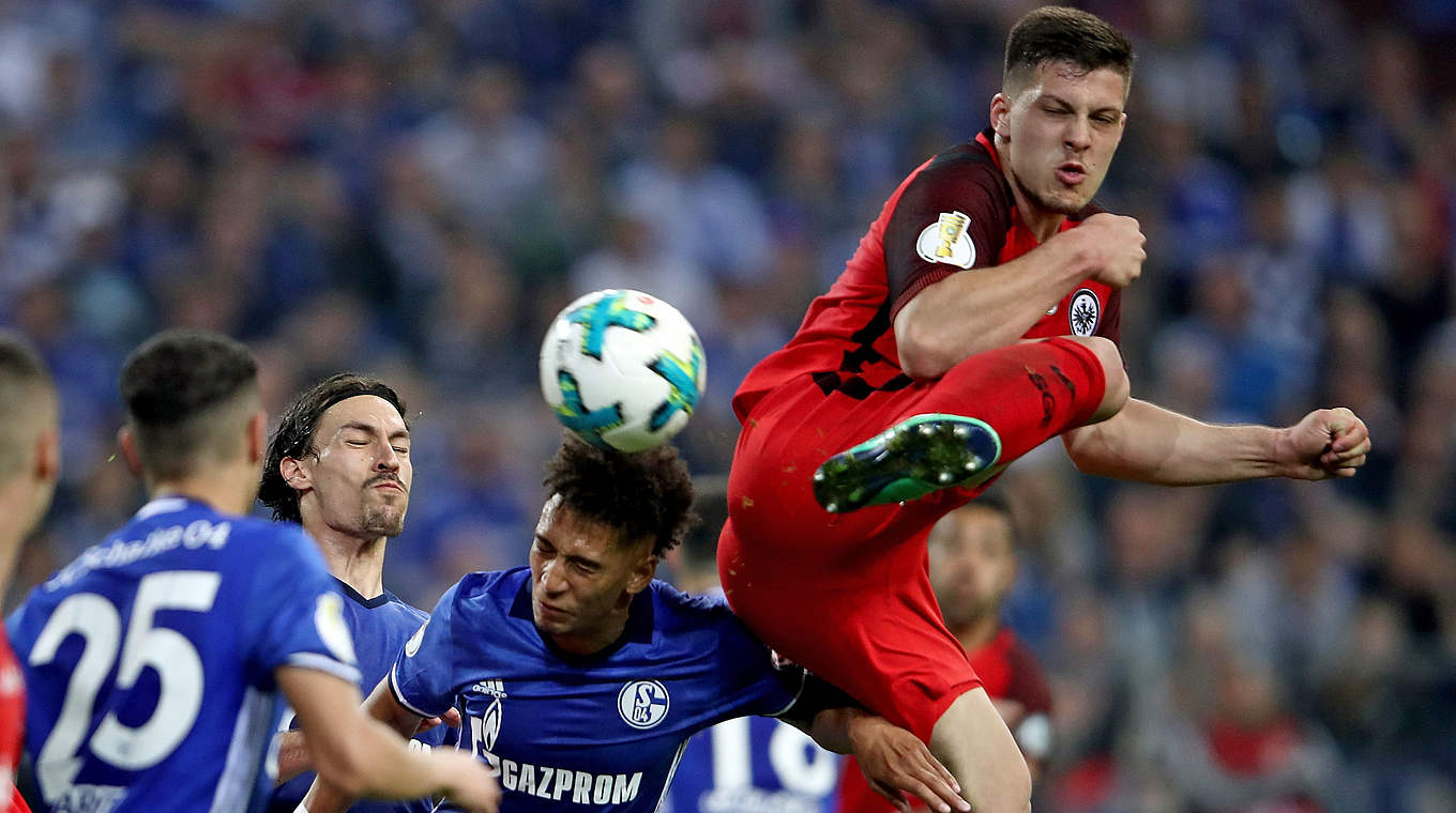 Ecke, Hacke, Tor: Luka Jovic (r.) sorgt auf Schalke für die Entscheidung © 2018 Getty Images