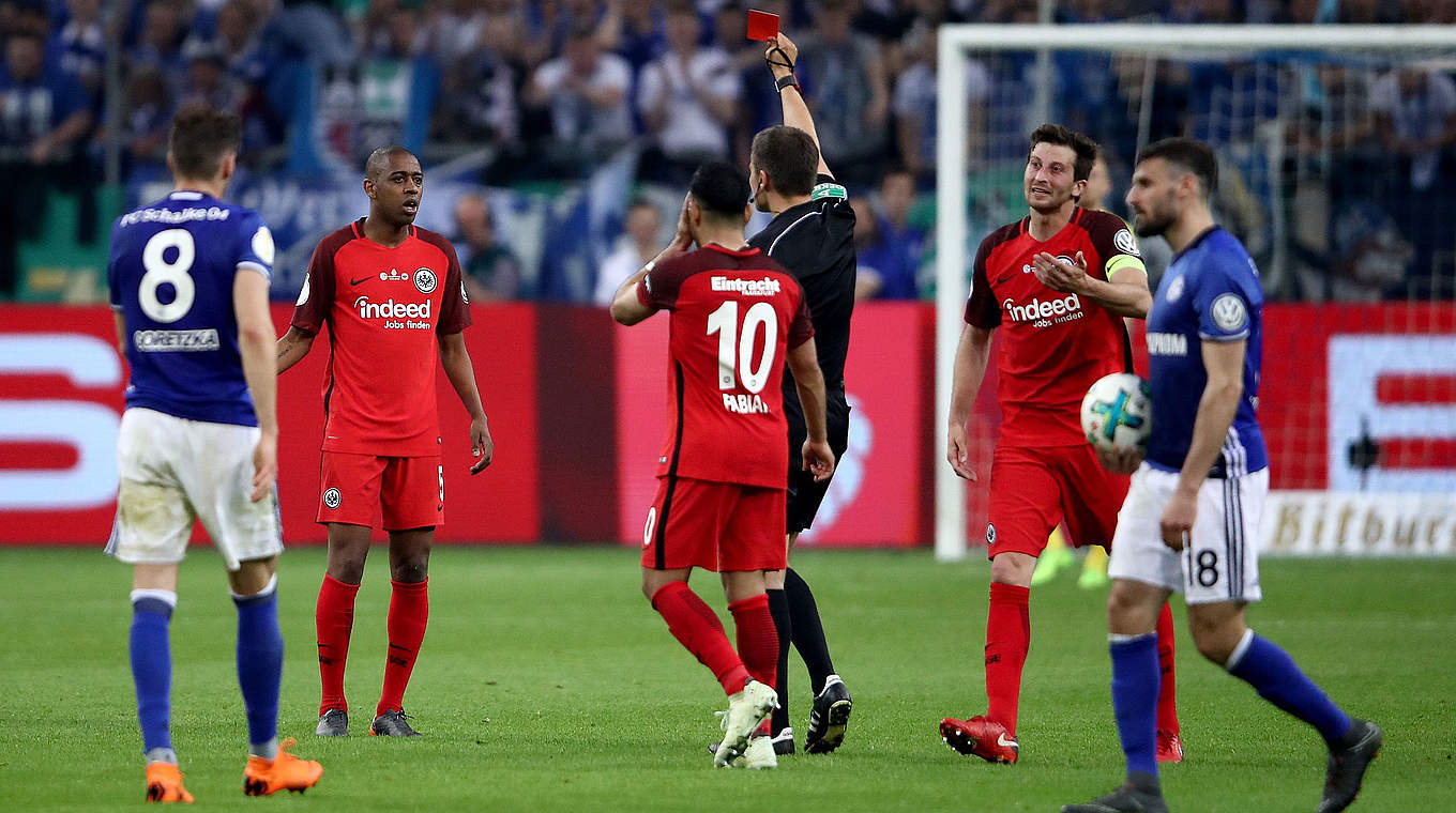 Nach Foul an Leon Goretzka vom Platz gestellt: Frankfurts Gelson Fernandes (2.v.l.) © 2018 Getty Images