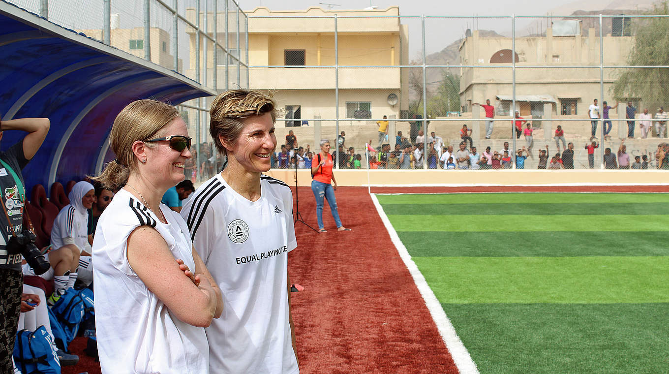 "Gemeinsam Ziele erreichen": Lingor (l.) unterstützt Mädchenfußball in Jordanien © DFB