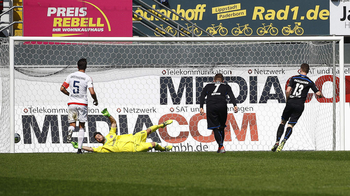 Eiskalt verwandelt: Sebastian Schonlau trifft vom Punkt zum 2:0 für Paderborn  © 2018 Getty Images