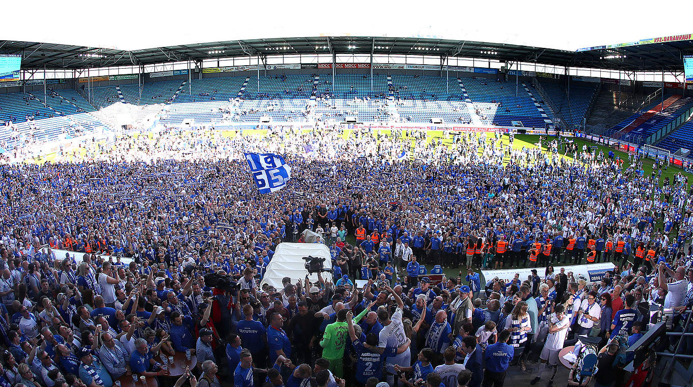 Blau-weißes Tollhaus: Die Fans feiern auf dem Rasen des Magdeburger Stadions © 2018 Getty Images