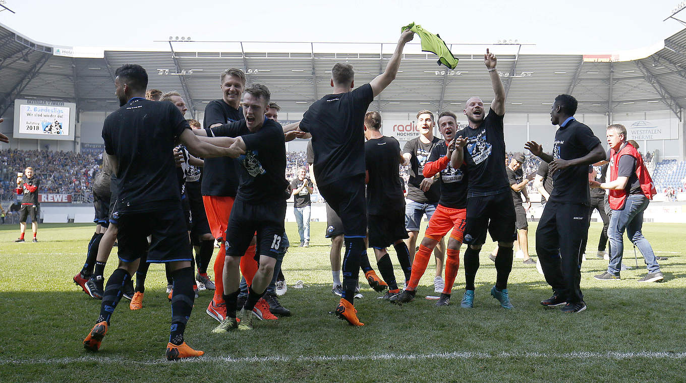 Überragende Saison gekrönt: Paderborns Spieler lassen sich feiern © 2018 Getty Images