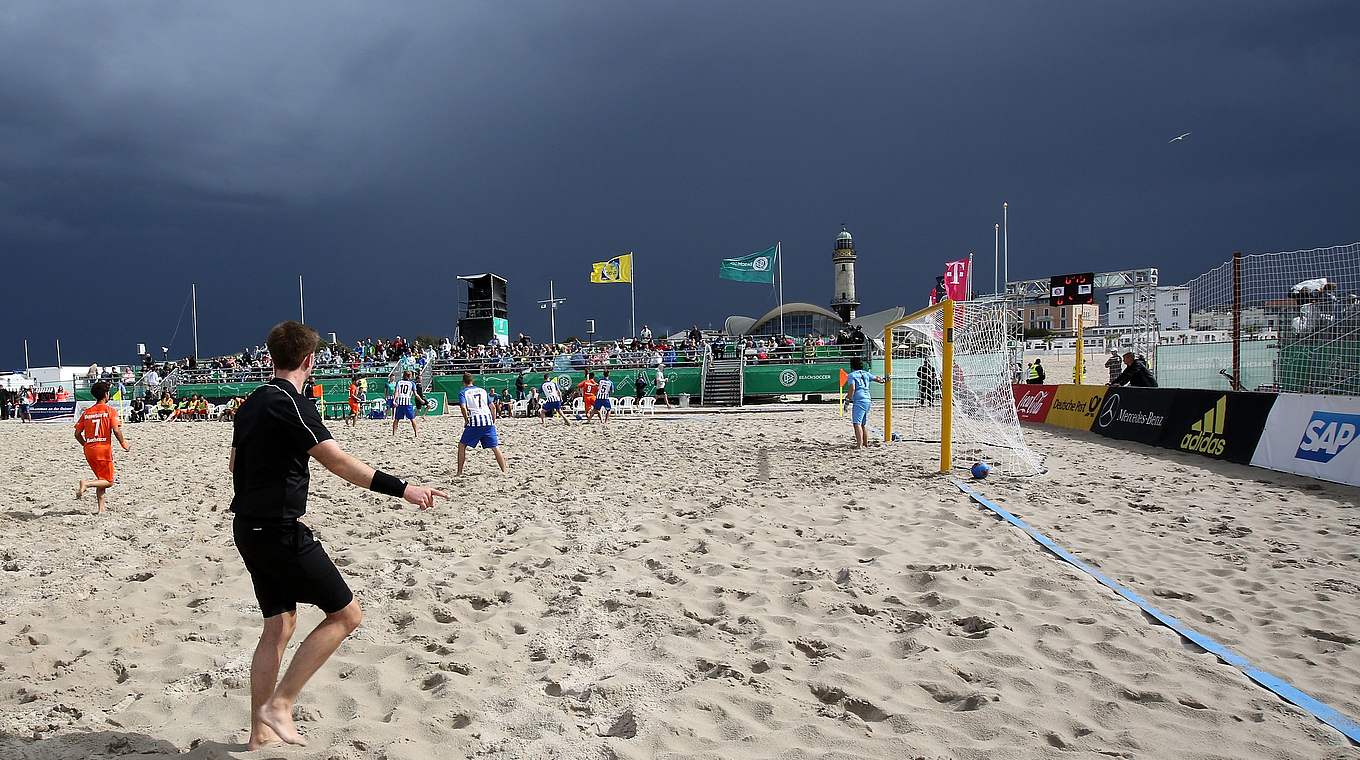 Pfeifen im Sand: Wie wird man eigentlich Beachsoccer-Schiedsrichter? © Getty Images