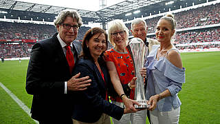 Übergabe durch Heike Ullrich (2.v.l.): Der DFB-Pokal ist im Finalstadion angekommen © 2018 Getty Images