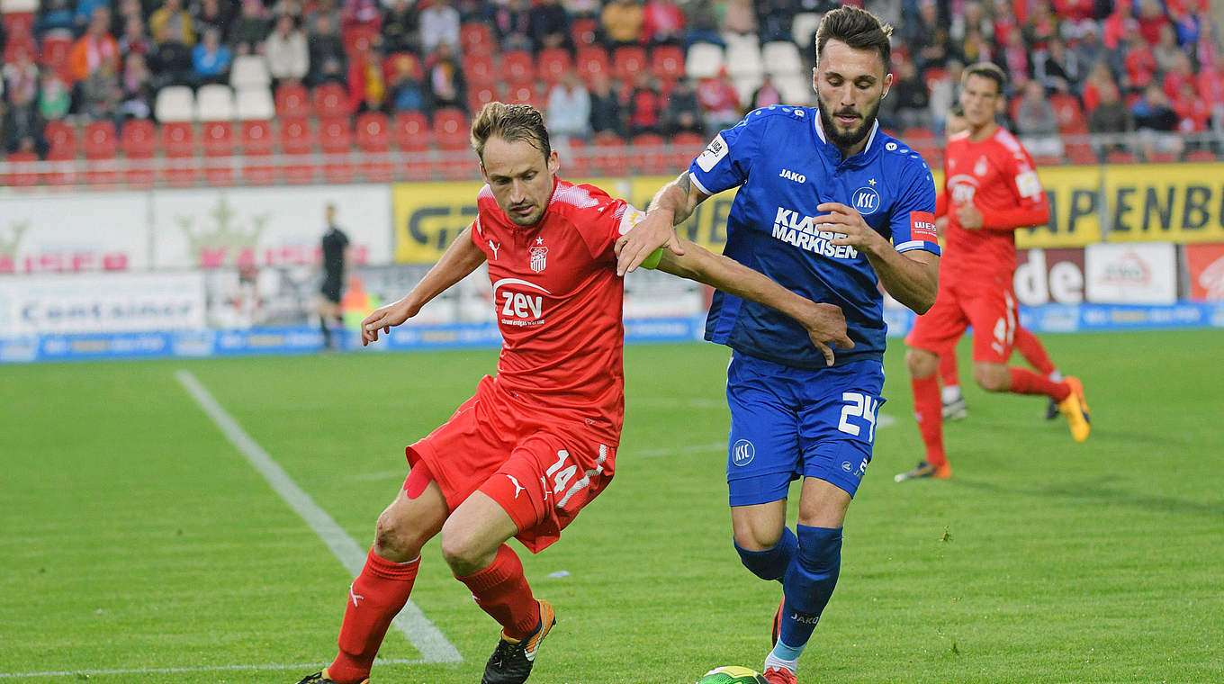 Erzielt in Zwickau sein 17. Saisontor: Karlsruhers Fabian Schleusener (r.) © imago/Eibner