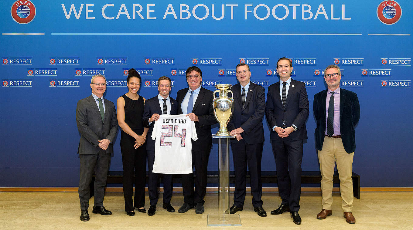 Abgabe der Bewerbungsunterlagen: Die DFB-Delegation in der UEFA-Zentrale in Nyon © 2018 UEFA