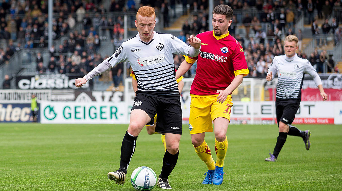 Duell gegen künftigen Arbeitgeber: Aalens Sebastian Vasiliadis (l.) gegen Paderborn © imago/Eibner