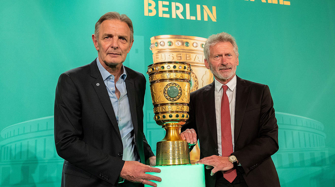 Bringen den Pokal vor dem Finale auf den Platz: Körbel (2.v.l.) und Breitner (2.v.r.) © 2018 Getty Images