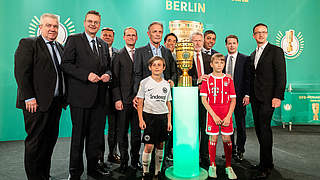 The DFB-Pokal trophy has arrived in Berlin.  © 2018 Getty Images