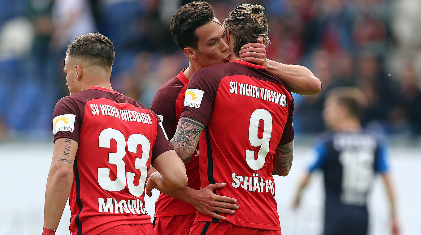 Druck erhöht: Wehen Wiesbaden macht Boden auf den Karlsruher SC gut © 2018 Getty Images