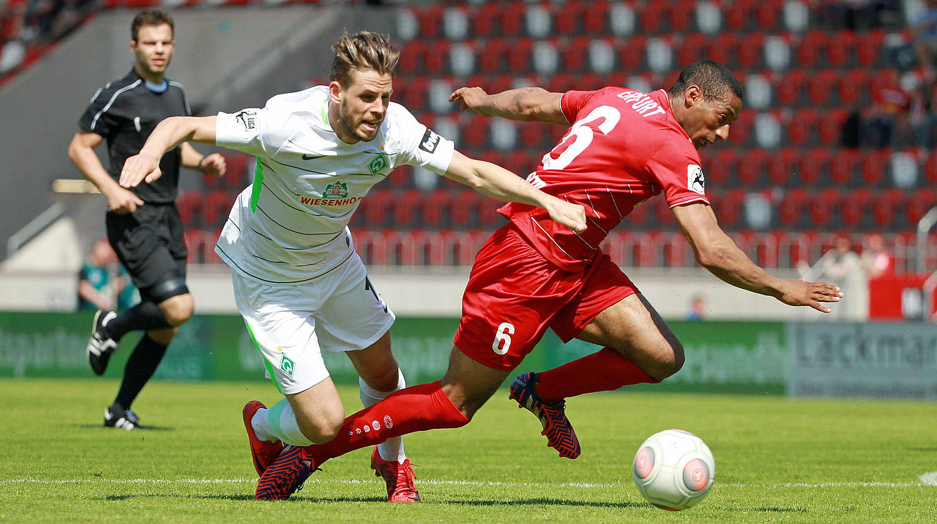 Bremens Torschütze im Zweikampf: Justin Eilers (l.) gegen Erfurts Andre Laurito © imago/Karina Hessland